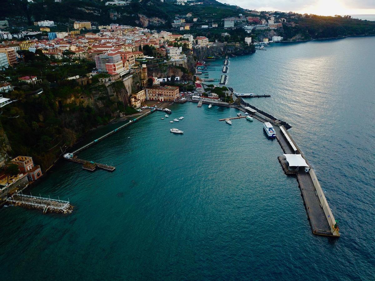 Yacht Club Capo Cervo Suites B&B Sorrento Exterior foto