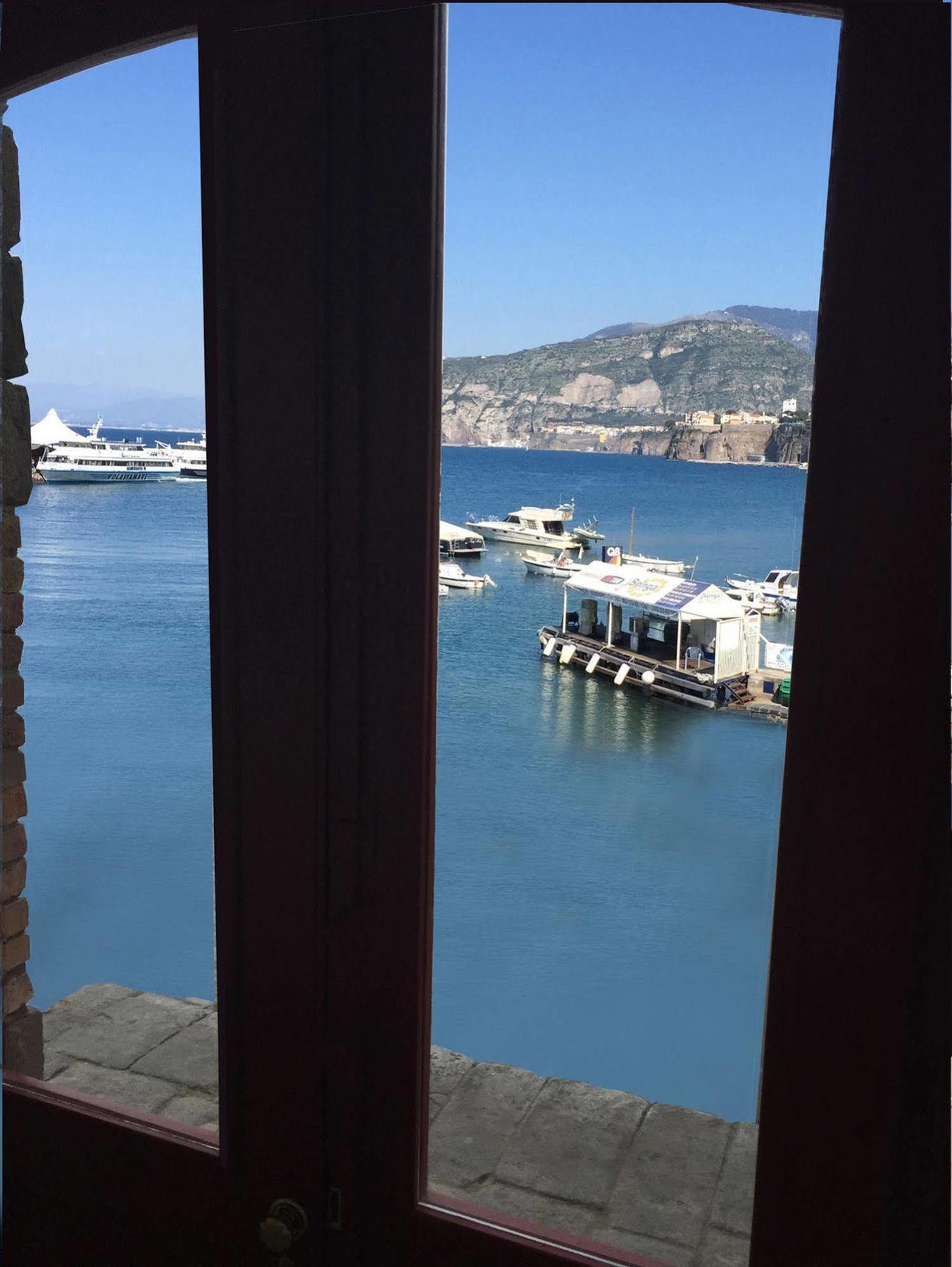 Yacht Club Capo Cervo Suites B&B Sorrento Exterior foto