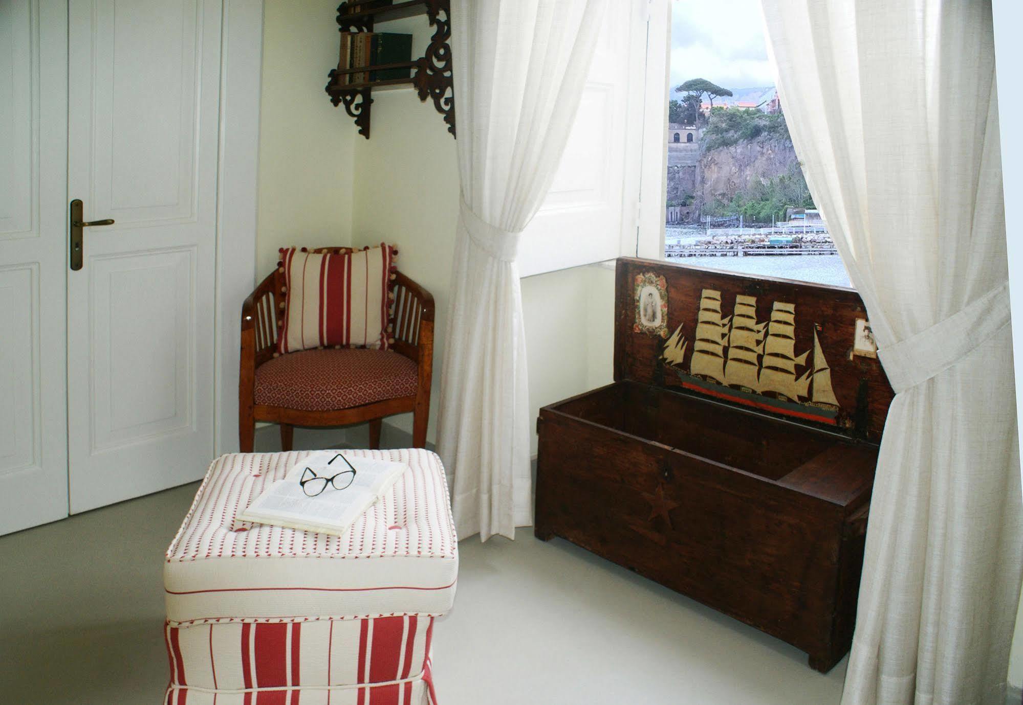 Yacht Club Capo Cervo Suites B&B Sorrento Exterior foto