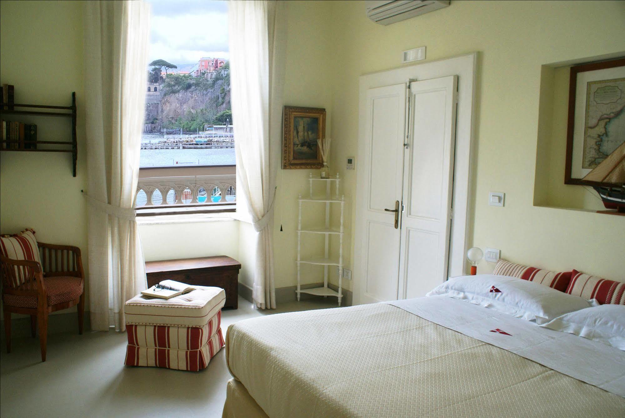 Yacht Club Capo Cervo Suites B&B Sorrento Exterior foto