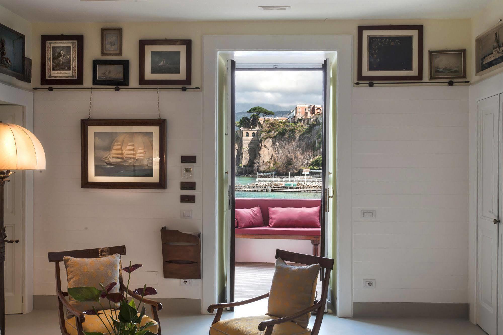 Yacht Club Capo Cervo Suites B&B Sorrento Exterior foto